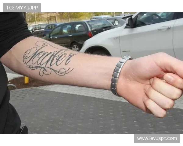 德甲球员纹身文化：球队图腾与球员精神图样